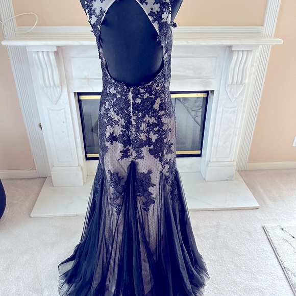 Tadashi Shoji Black Lace Gown – Elegant Formal Evening Dress (Size 10) - Picture 8 of 10